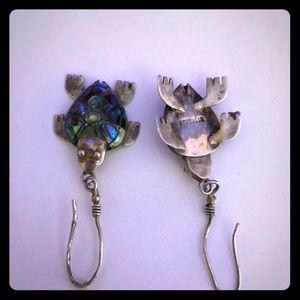 Dangling turtle earrings